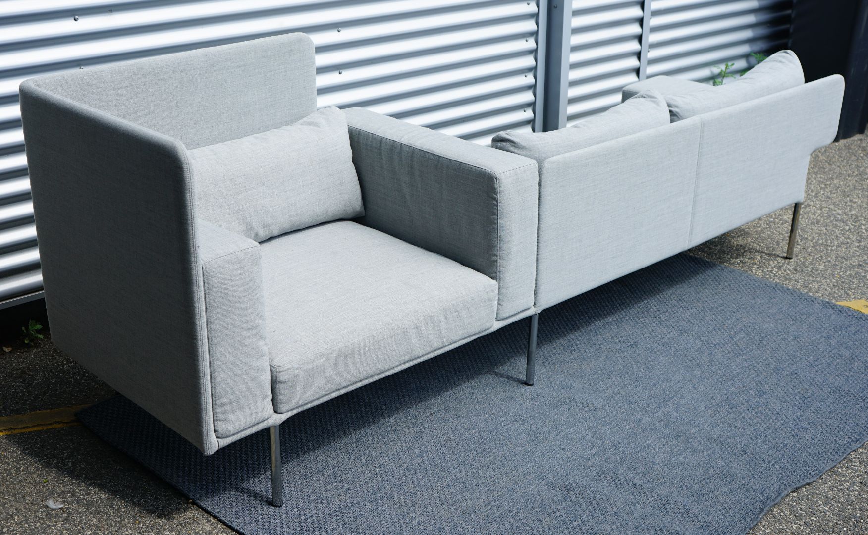 Offect loungesofa 280x96 i grå set fra skrå vinkel, modulopbygget 3-personers sofa til reception og lounge.